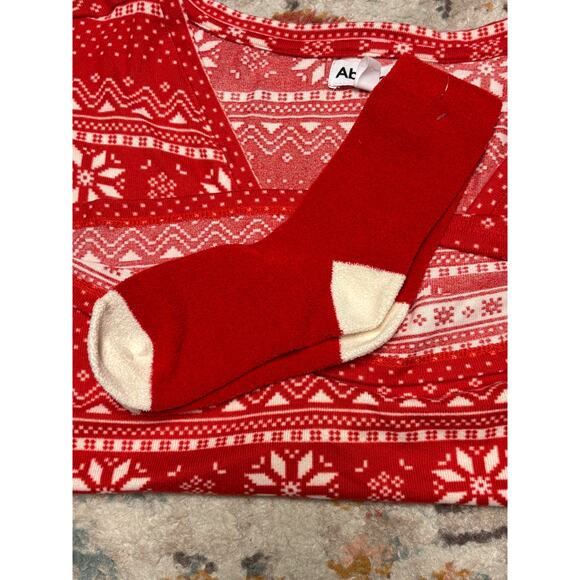 Abound Fair Isle Christmas Pajama Set L Red Top Shorts And Socks Stretch Comfy - Picture 4 of 6